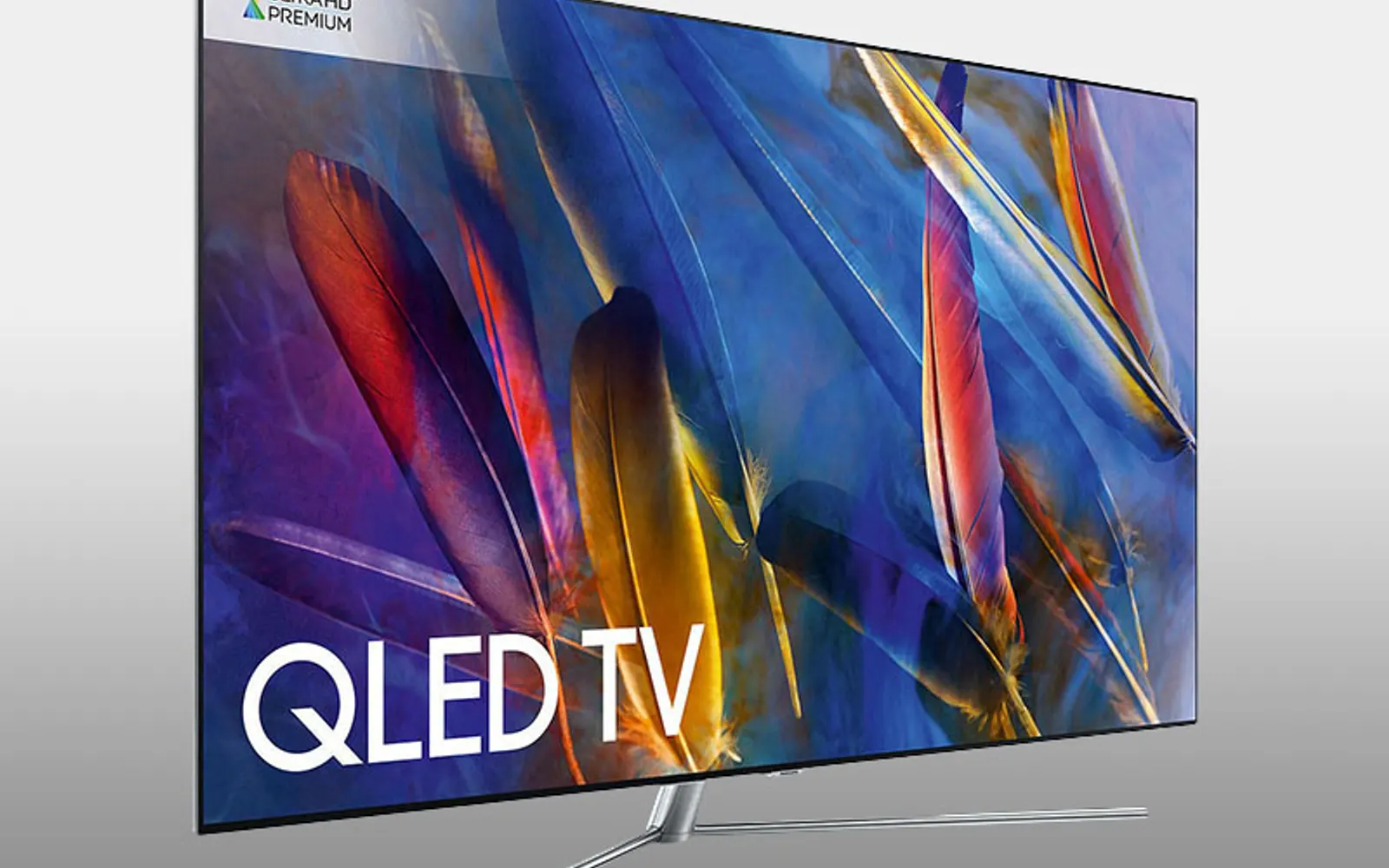 Televizor Samsung QLED văzut din unghi, cu logo QLED TV și certificare Ultra HD Premium pe ecran.